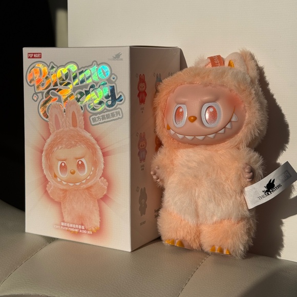 THE MONSTERS Big into Energy Series - Vinyl Plush Pendant HAPPINESS - Picture 3 of 7